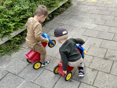 Børn på motorcykel på legepladsen